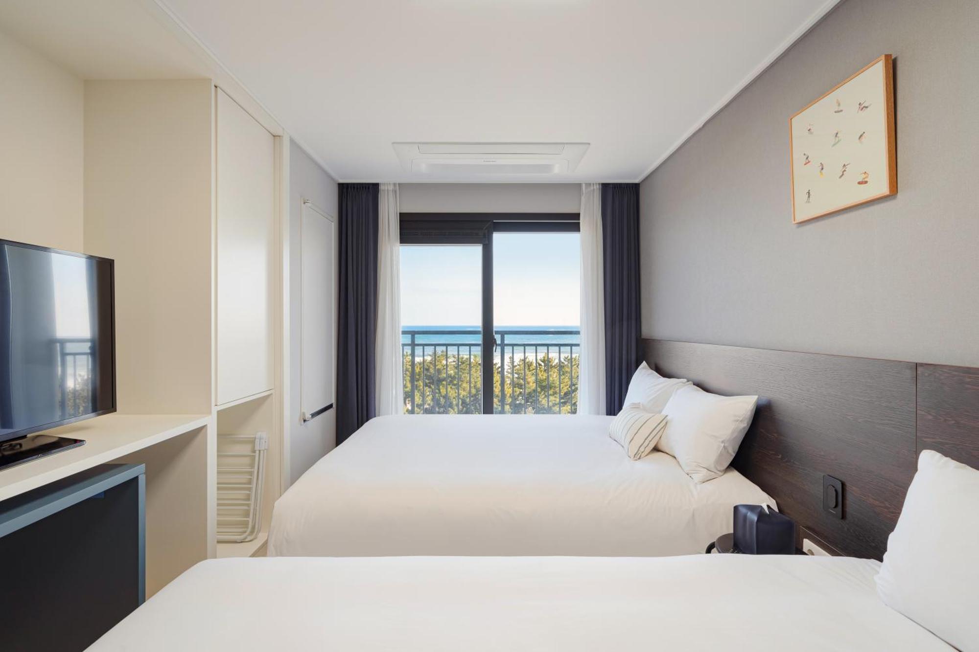Urbanstay Sokcho Beach Ab Экстерьер фото