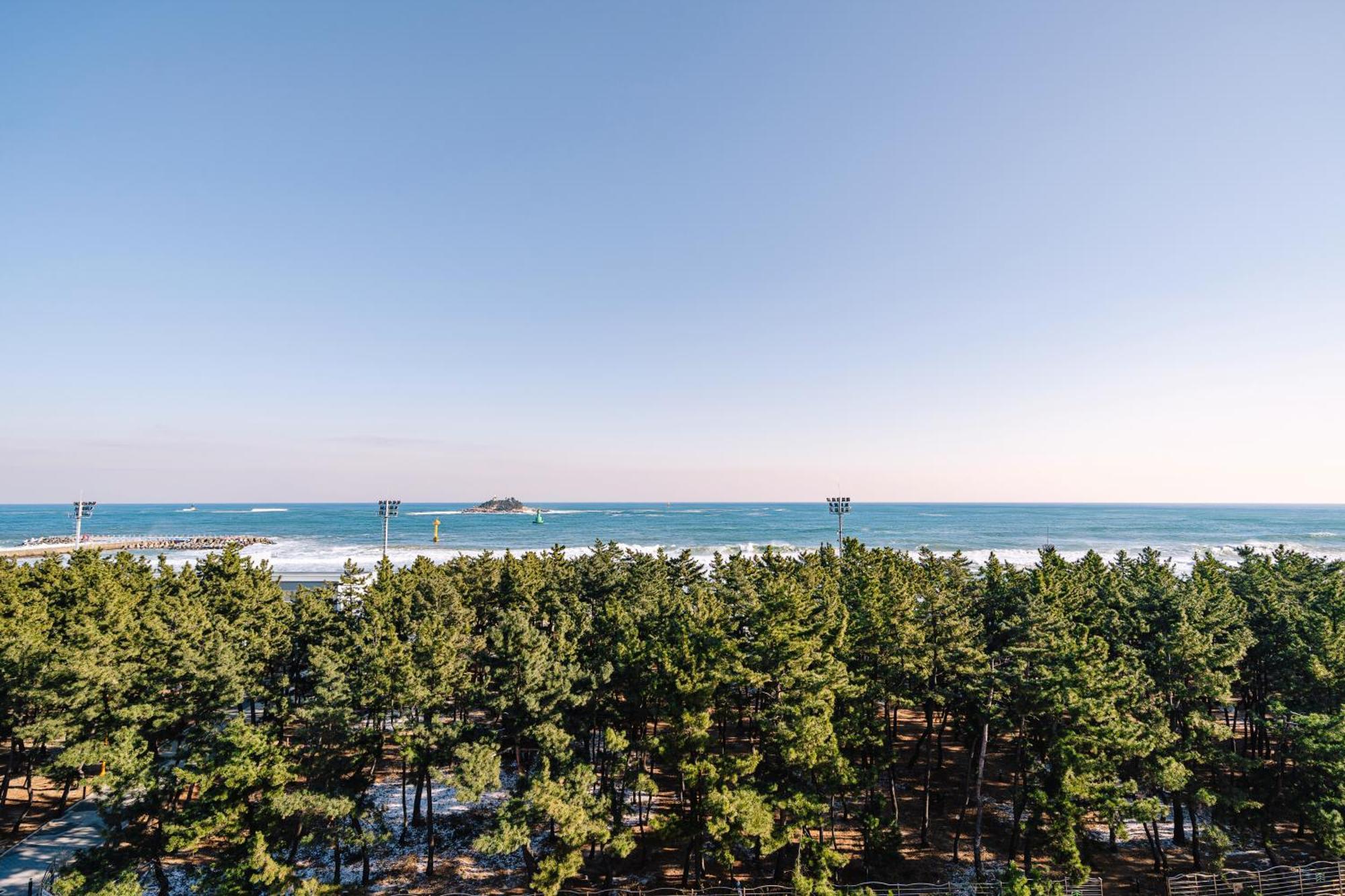 Urbanstay Sokcho Beach Ab Экстерьер фото