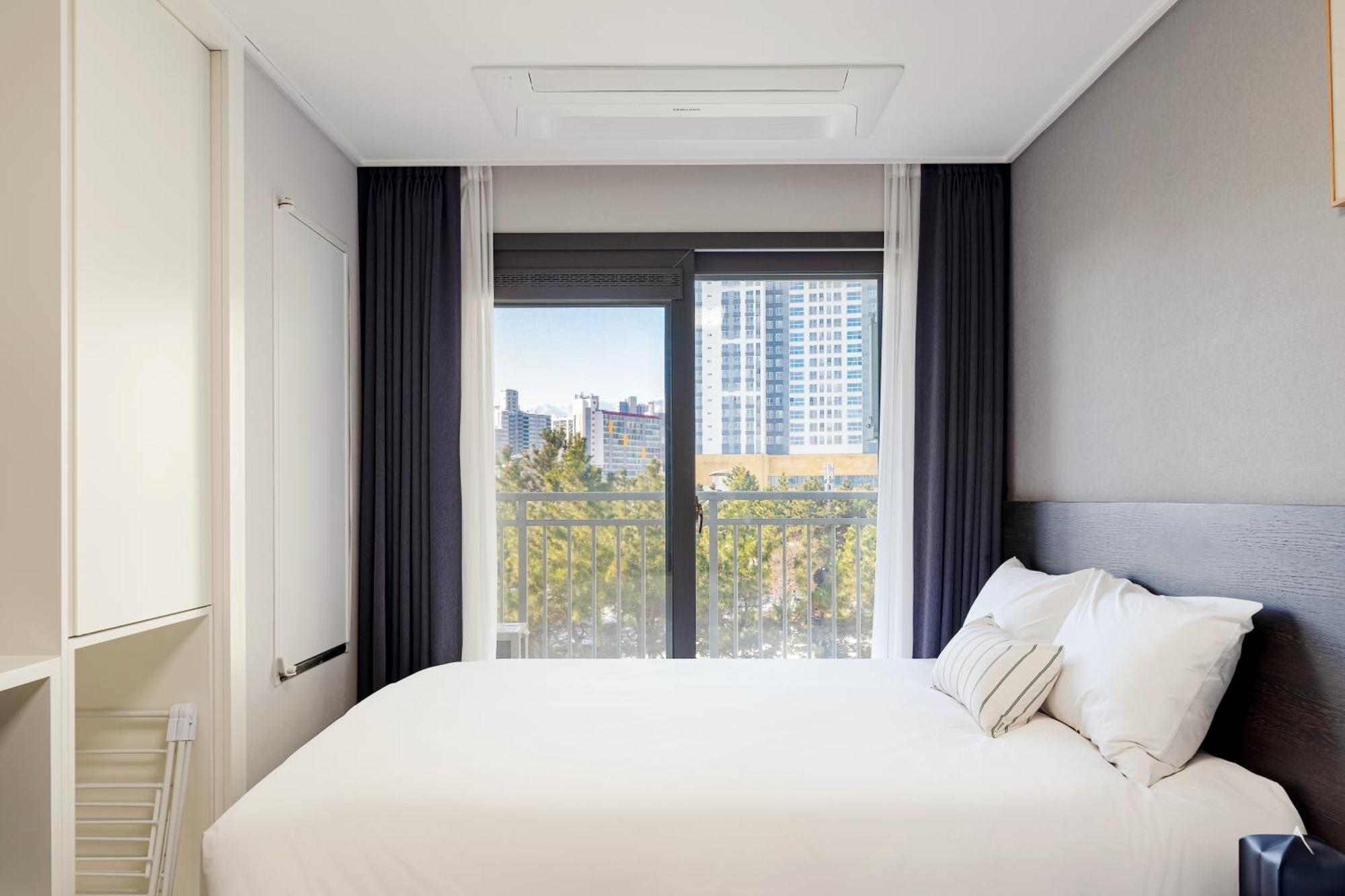 Urbanstay Sokcho Beach Ab Экстерьер фото